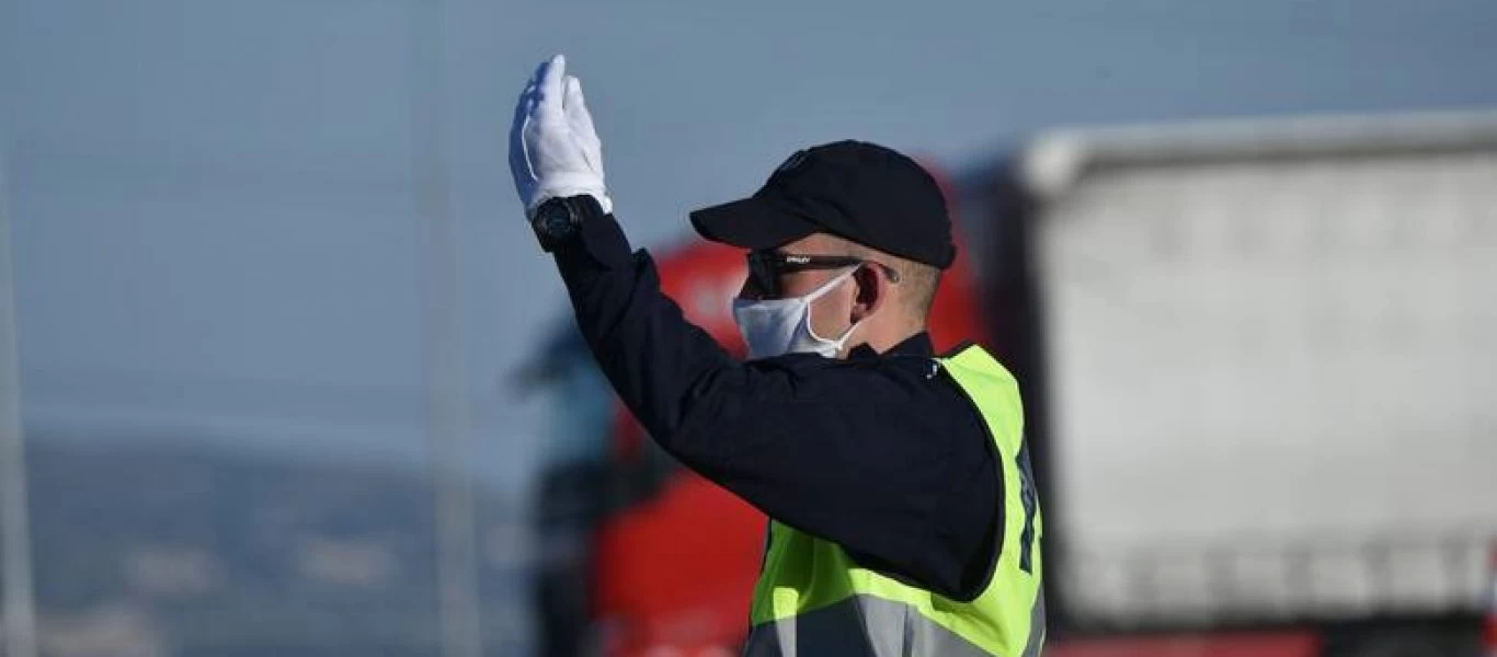 Απίστευτο - Κατέβασαν τριμελή οικογένεια με τις βαλίτσες από ΚΤΕΛ σε έλεγχο στα διόδια (βίντεο)